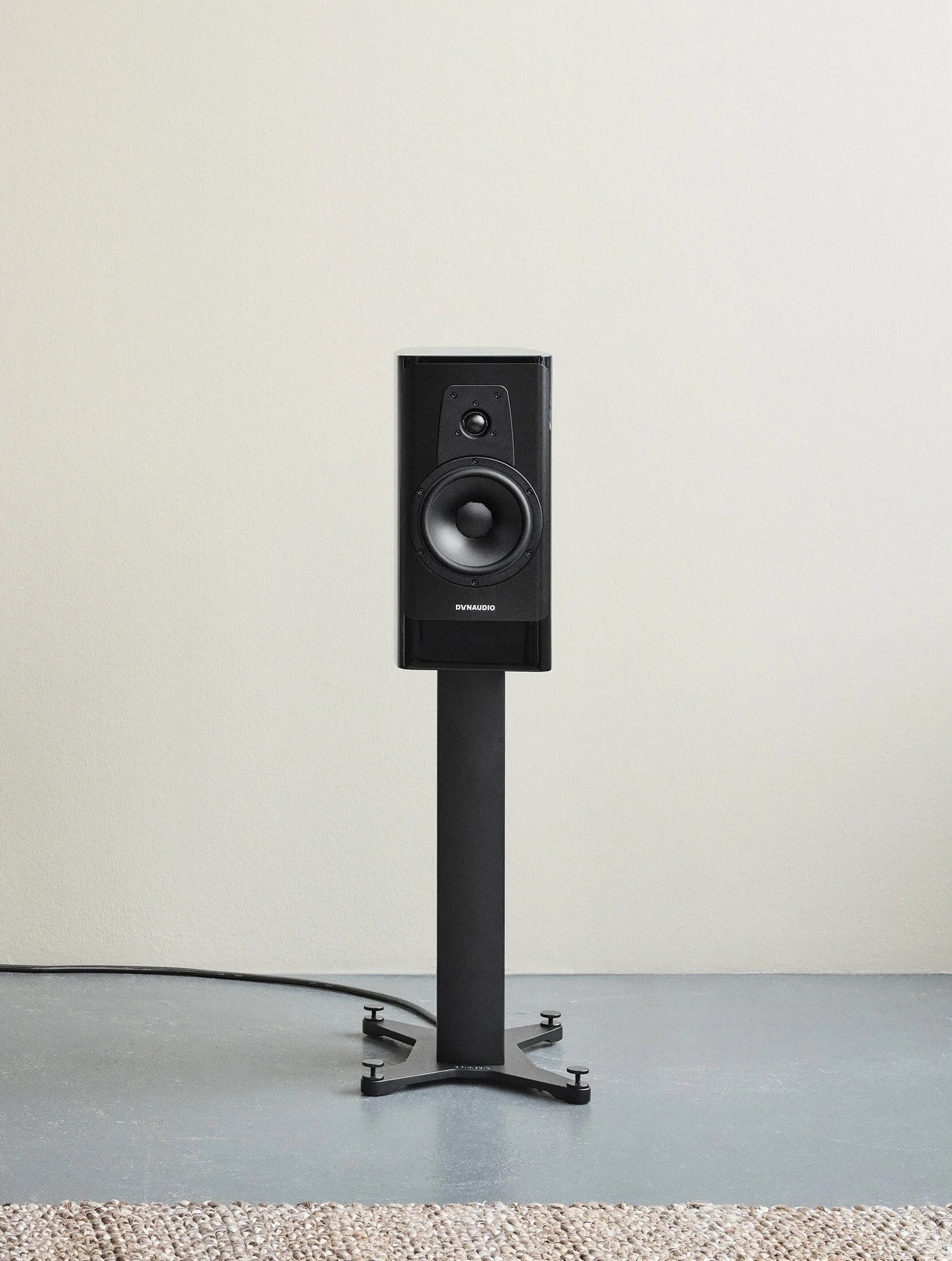 dynaudio contourシリーズ　エンブレム DYNAUDIO Contour 20i – Caixa Bookshelf com Pedestais, 250 Watts